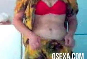 Красивая сисятая узбечка показала сиськи на камеру