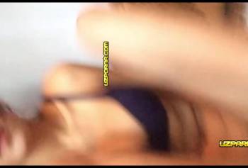 Красивая узбечка показывает свою дырочку крупным планом